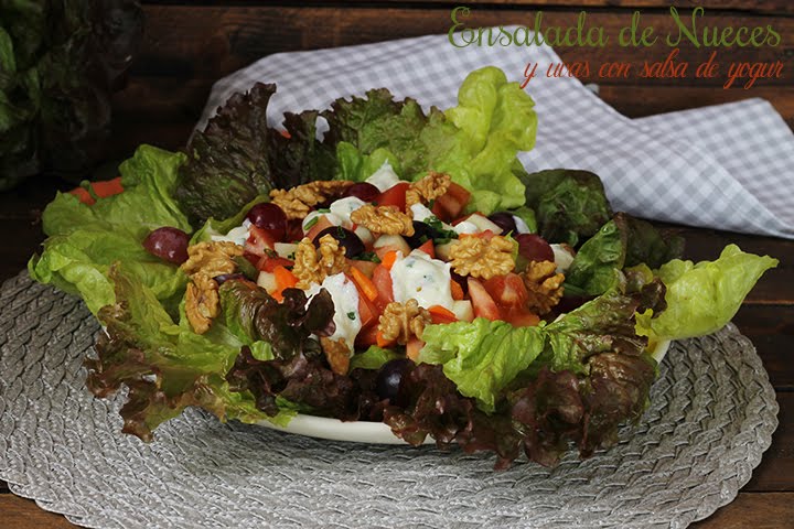 SALAD OF NUTS AND GRAPES WITH YOGURT SAUCE