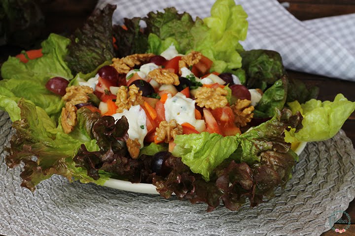 SALAD OF NUTS AND GRAPES WITH YOGURT SAUCE